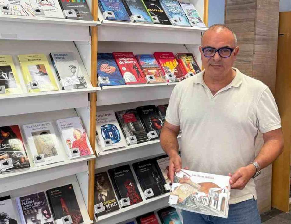 El concejal de Cultura, Juli&aacute;n Meli&aacute;n, con un ejemplar del cuento ilustrado Las  Cartas de Gu&iacute;a, escrito por Santiago Gil e ilustrado por Lorena J. Ossorio
