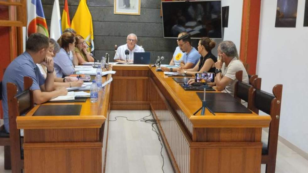Imagen de archivo de una sesi&oacute;n plenaria en el Ayuntamiento de La Aldea, el grupo socialista a la derecha de la imagen.