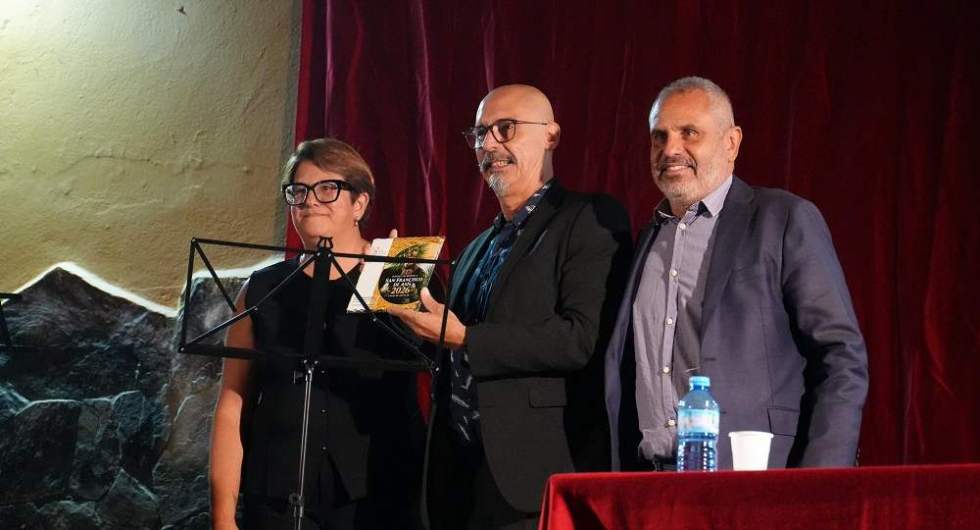 El pregonero, Eladio Batista Almeida, recibe un presente como recuerdo de este d&iacute;a de manos del alcalde, Alfredo Gon&ccedil;alves Ferreira