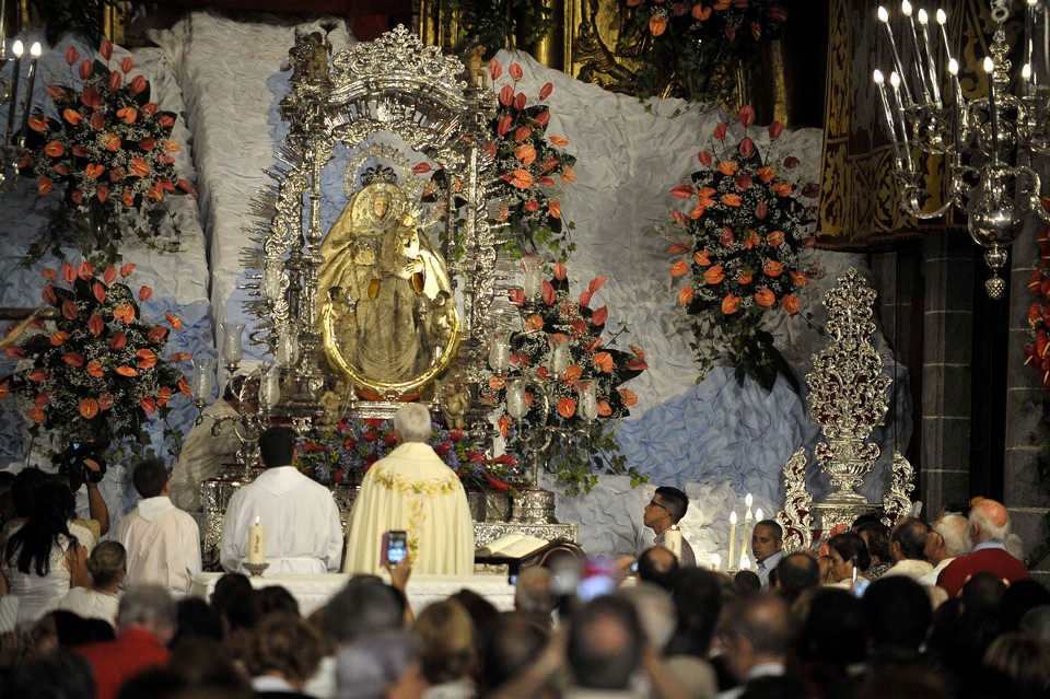 Historia del acto de la Bajada de la Virgen del Pino desde el camarín