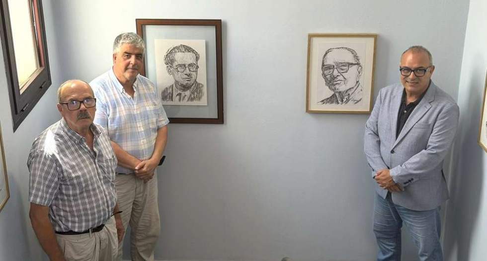 Ge&ntilde;o Aguiar, a la izquierda de la imagen, acompa&ntilde;ado por el concejal de Cultura, Juli&aacute;n Meli&aacute;n, y el cronista oficial del municipio, Sergio Aguiar, junto a algunos de los retratos donados por el artista guiense