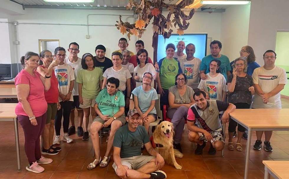 Usuarios del Centro Ocupacional, durante la terapia con perros