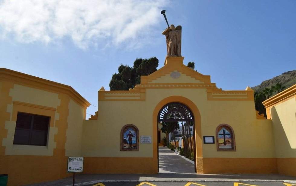 Entrada al cementerio municipal de San Isidro