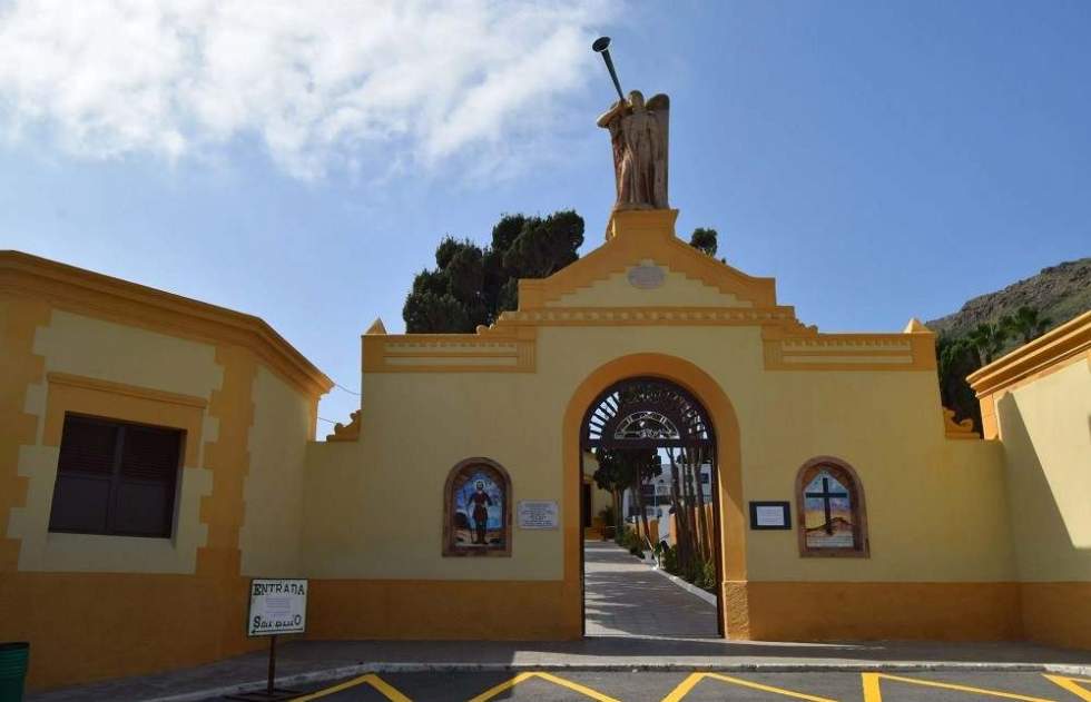 Entrada al cementerio municipal de San Isidro