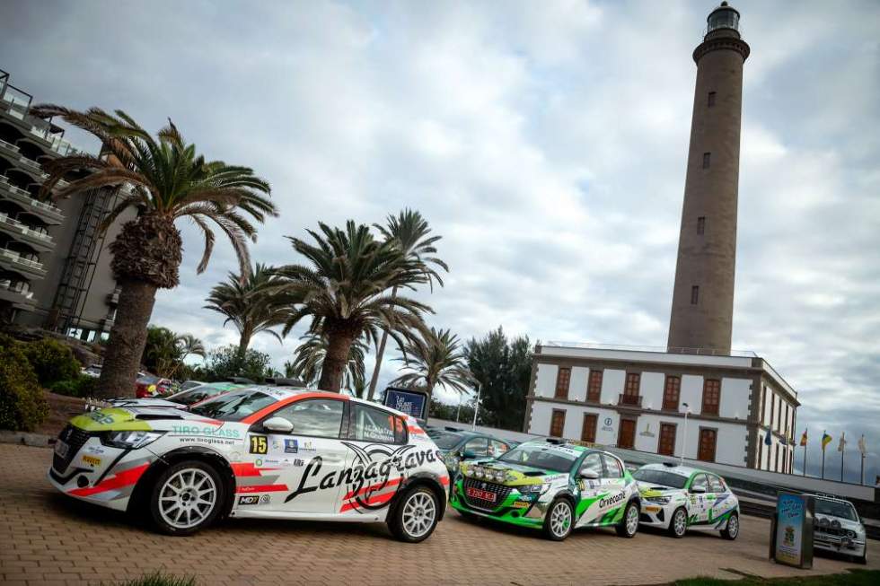 Coches del rally junto al Faro de Maspalomas. (José M. Felipe)