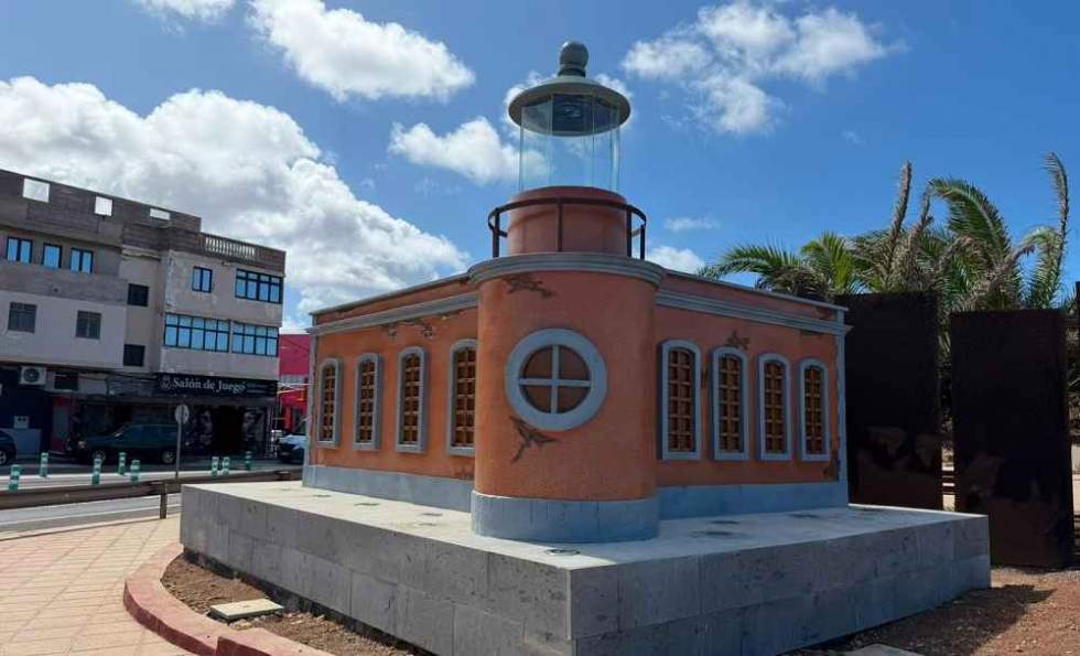 Imagen de la r&eacute;plica del faro de Sardina