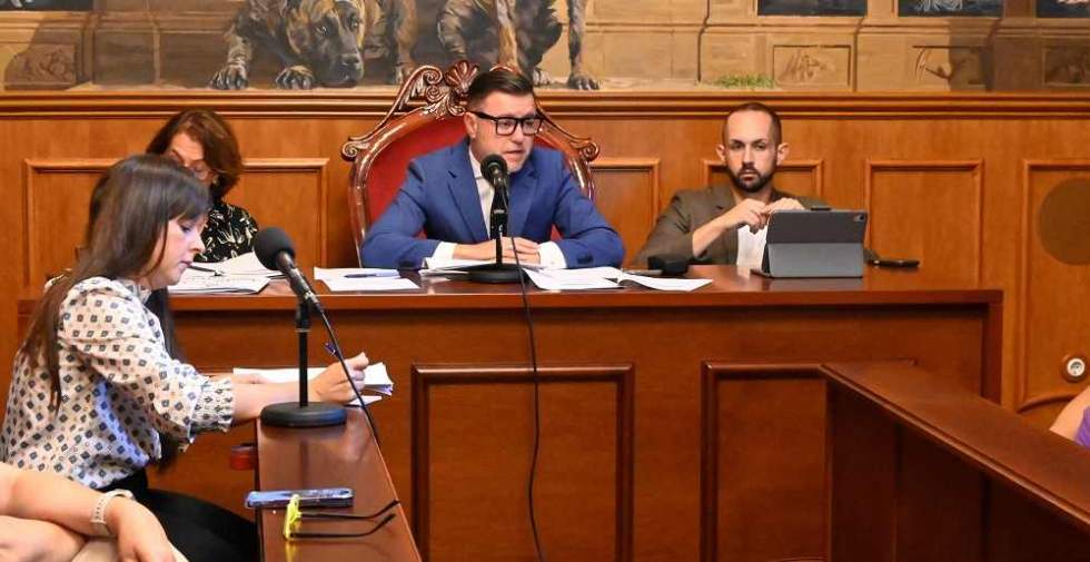 Teodoro Sosa, alcalde de G&aacute;ldar, con Valeria Guerra, concejala de Hacienda, a la izquierda, y Julio Mateo, a la derecha