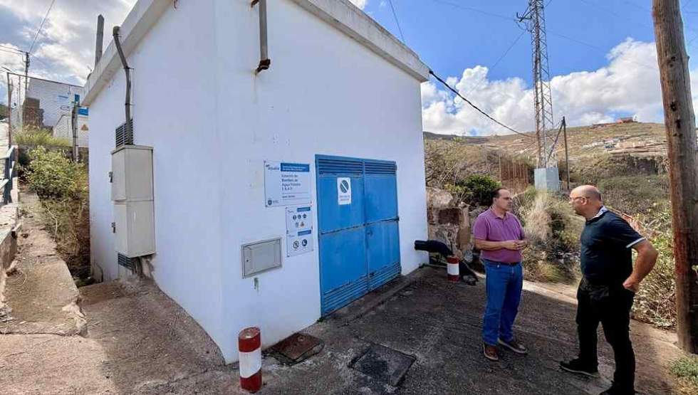 El concejal de Urbanismo y Aguas, Jos&eacute; Manuel Santana, junto al t&eacute;cnico municipal, Miguel Quintana, durante una visita al dep&oacute;sito Juan Garc&iacute;a, en la Cuesta de Caraballo