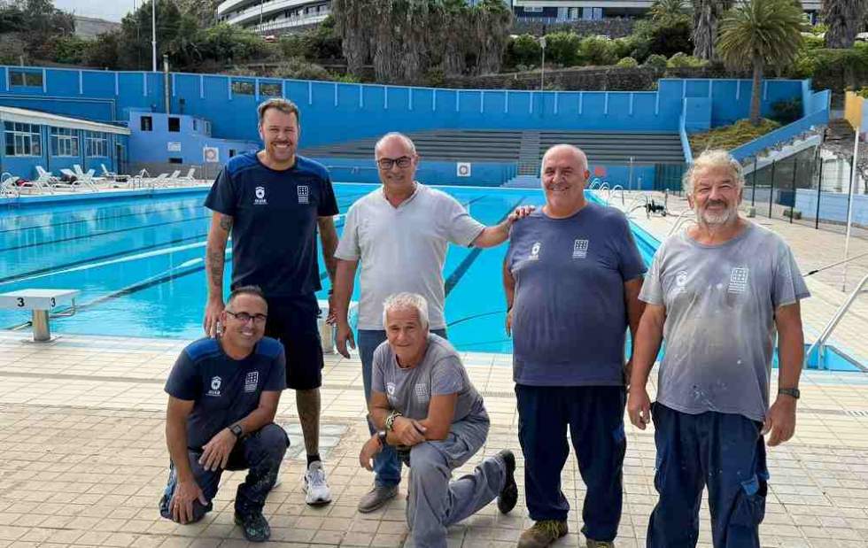 El concejal de Deportes, Juli&aacute;n Meli&aacute;n, acompa&ntilde;ado de trabajadores de la Sociedad Municipal de Deportes junto a la piscina que se reabrir&aacute; este jueves