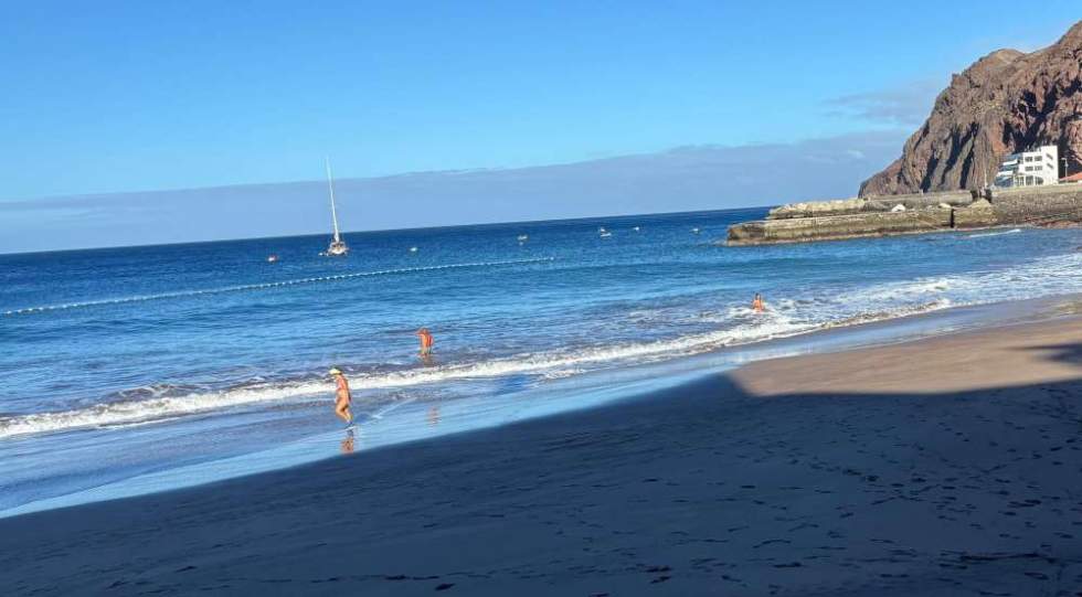 El velero en la bah&iacute;a de Sardina antes del incidente.