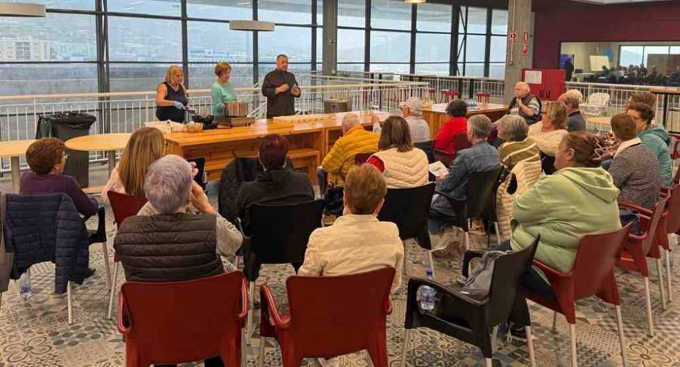 El chef Dany Espinar, en el Mercado de Gu&iacute;a, junto a los participantes en los talleres celebrados en febrero de ste a&ntilde;o