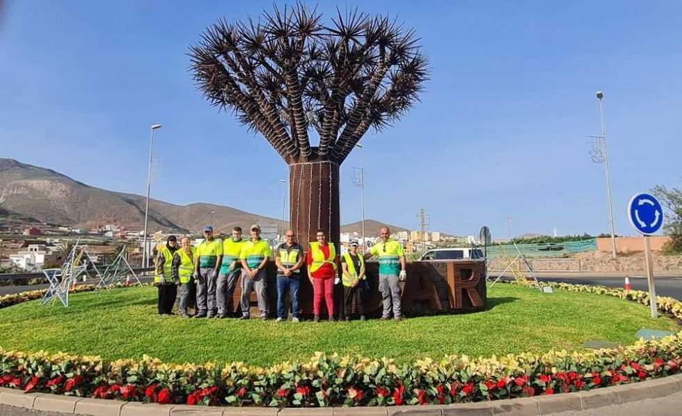 Equipo de Parques y Jardines en la glorieta del Drago de acceso al casco de Gáldar
