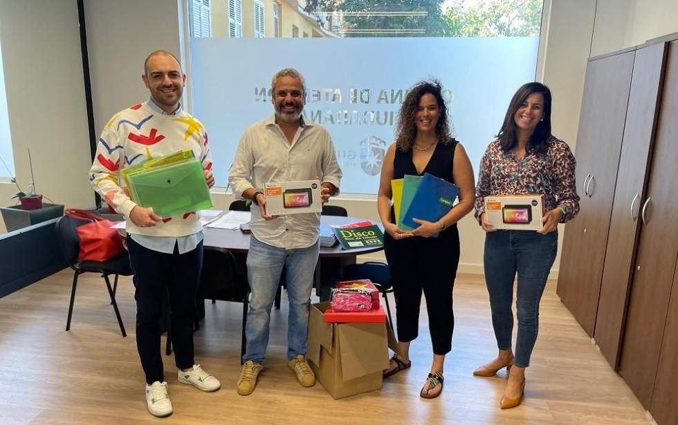 Carlos Jiménez, presidente de Amiat, a la izquierda de la imagen, junto a Alfredo Gonçalves, Ruth Martín y Carolina Bolaños, durante la entrega del material