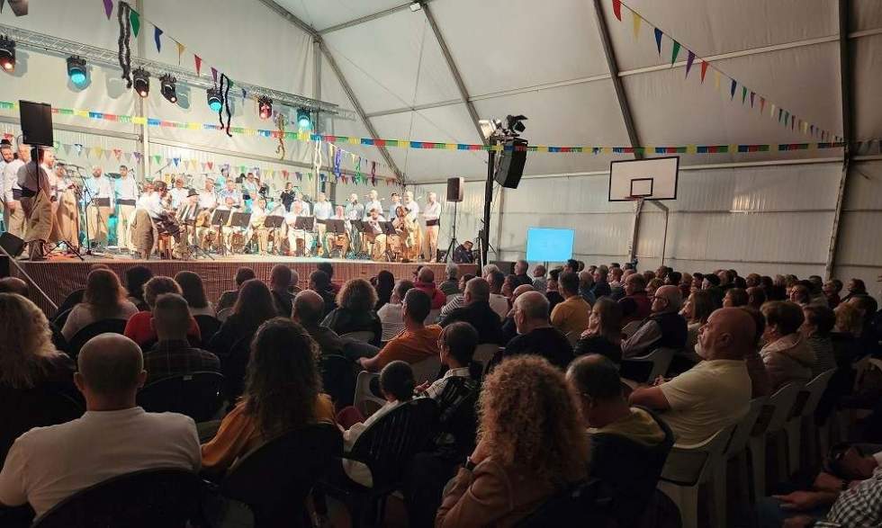 Concierto de Los Gofiones en la carpa de Caideros