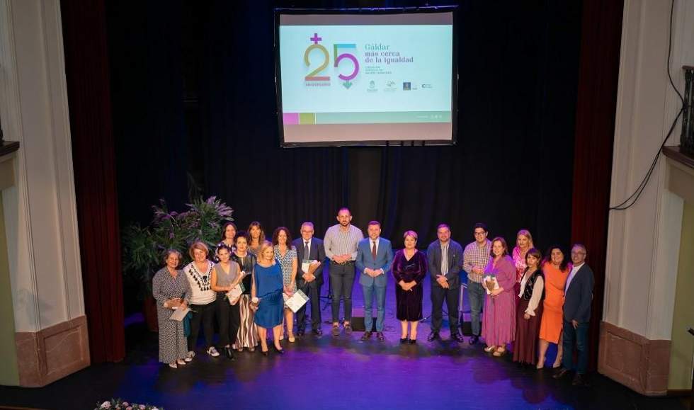 Foto de familia del 25 aniversario de Igualdad con cargos políticos y personas reconocidas