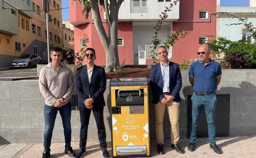 El concejal de Servicios Públicos, Tanausú Santos, a la izquierda de la imagen, junto a representantes de la empresa y el técnico municipal junto a la papelera inteligente colocada en la plaza de La Atalaya