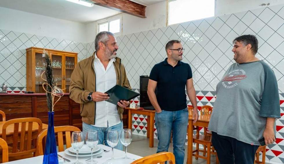Alfredo Gonçalves junto a técnicos en el Albergue Juvenil donde se desarrollarán algunos de los los nuevos programas de formación y empleo