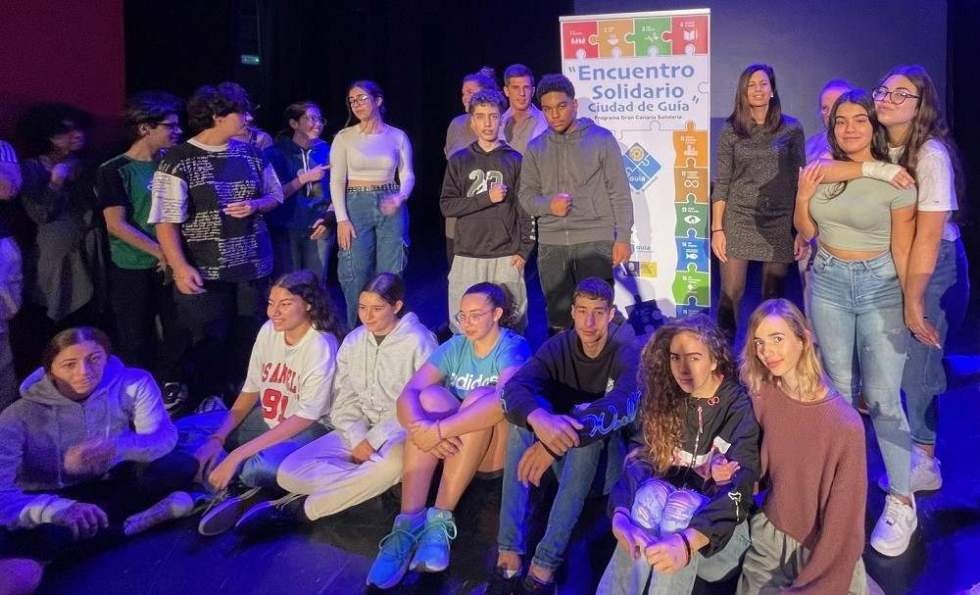 Carolina Bolaños junto a algunos de los estudiantes que asistieron al Encuentro