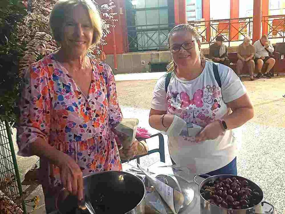 Lola Delgado, concejala del Mayor, durante el asado de castañas