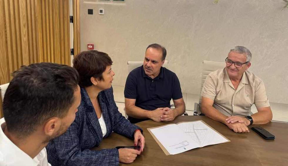 Los concejales  José Manuel Santana y Juan Jiménez durante la reunión con la consejera insular Minerva Alonso