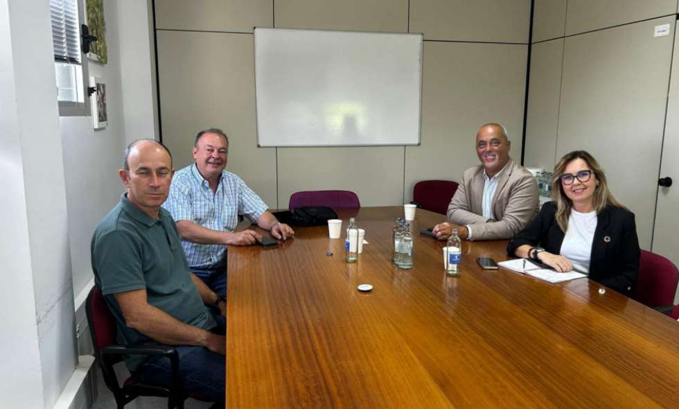 Los senadores socialistas se reunen con la asociación ApiGranca