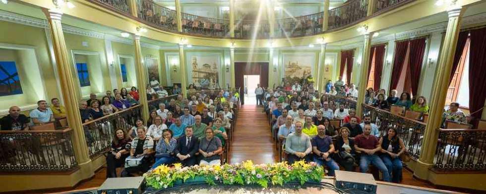 Firma del proceso de estabilización de más de 150 empleados públicos en el Teatro Consistorial de Gáldar