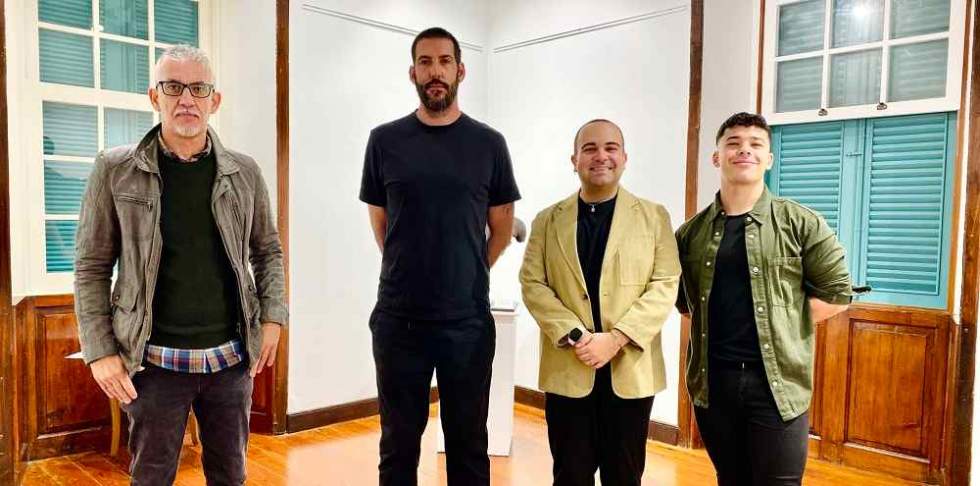 Los premiados eb ek certamen con el concejal de Cultura