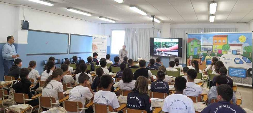 El alumnado de  6º de Primaria del CEIP Nicolás Aguiar atiende las explicaciones del representante de Aqualia