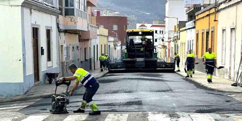 El Ayuntamiento de Guía culmina el asfaltado de la principal vía de salida de La Atalaya
