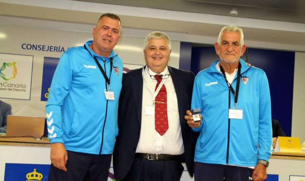 Entrega de la distinci&oacute;n a los representantes del Sardina CF