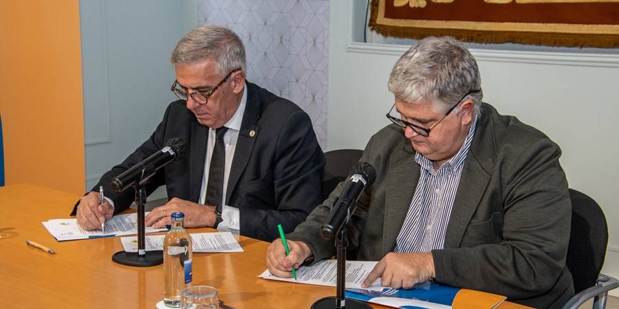 Firma del convenio entre la ULPGC y la FIFLP