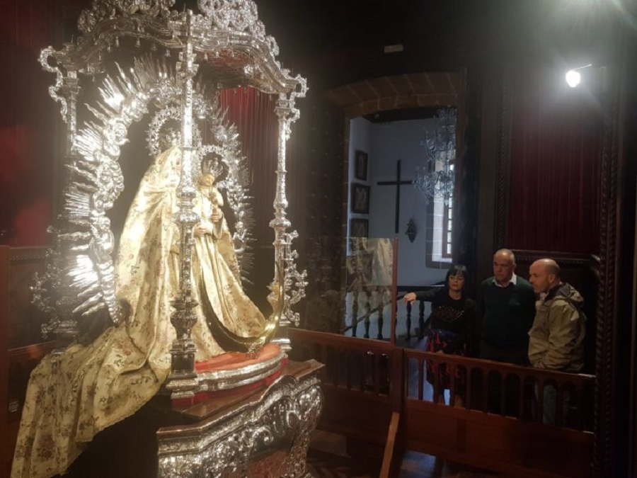 La Virgen del Pino en su trono