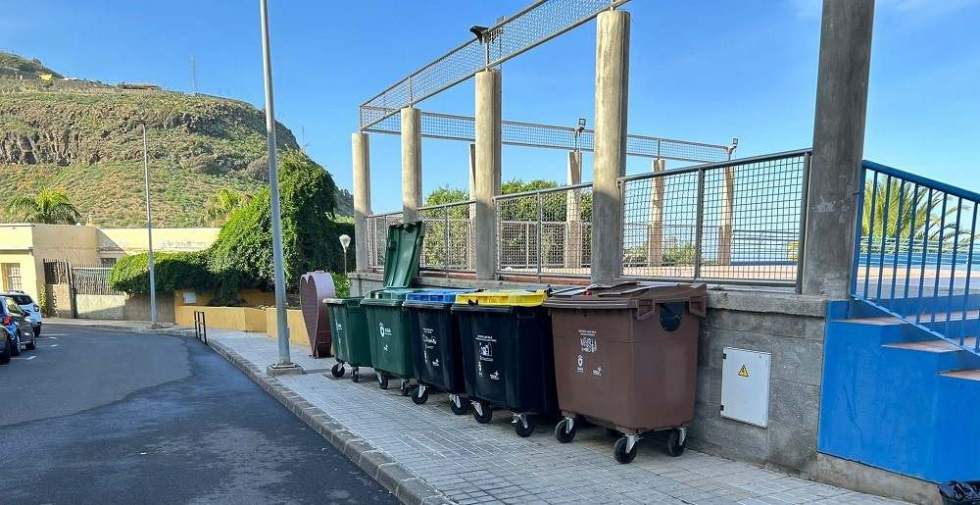 Contenedor de residuos orgánicos instalado recientemente junto a la plaza de San Roque