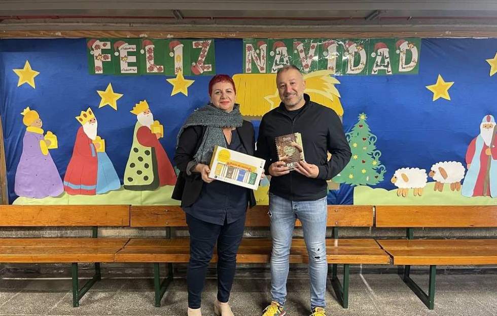 El Ayuntamiento de la Villa de Moya hace entrega a los colegios del municipio de un lote de libretas para concienciar sobre la importancia de cuidar el medioambiente