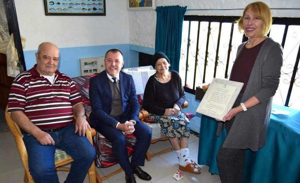 Teodoro Sosa, alcalde de la ciudad, con Dolores Delgado, Juana del Rosario y uno de sus hijos