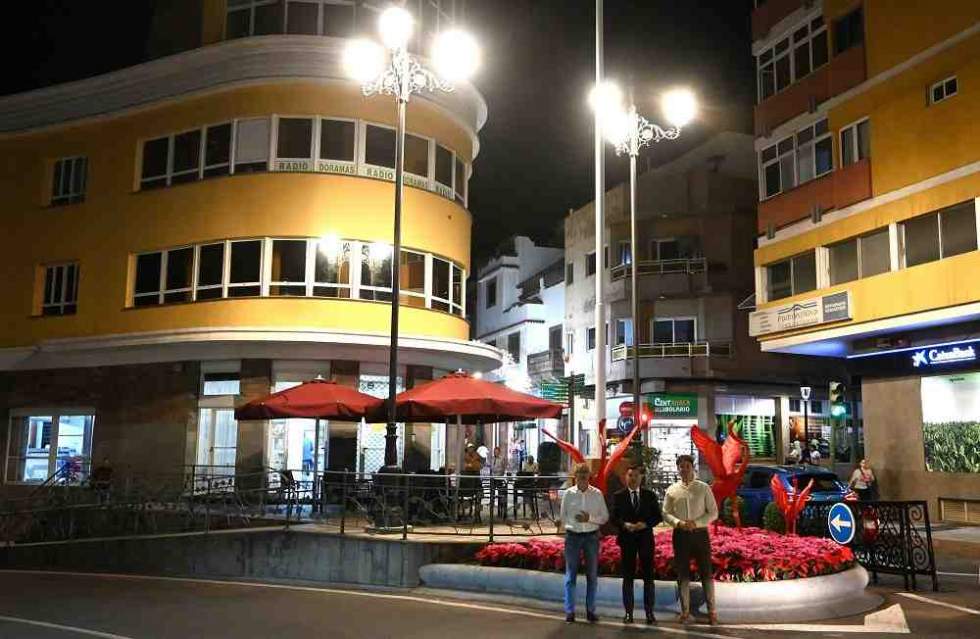 Teodoro Sosa, Tine Martín y Cristian Perdomo, junto a las nuevas luminarias a la entrada de la calle Capitán Quesada