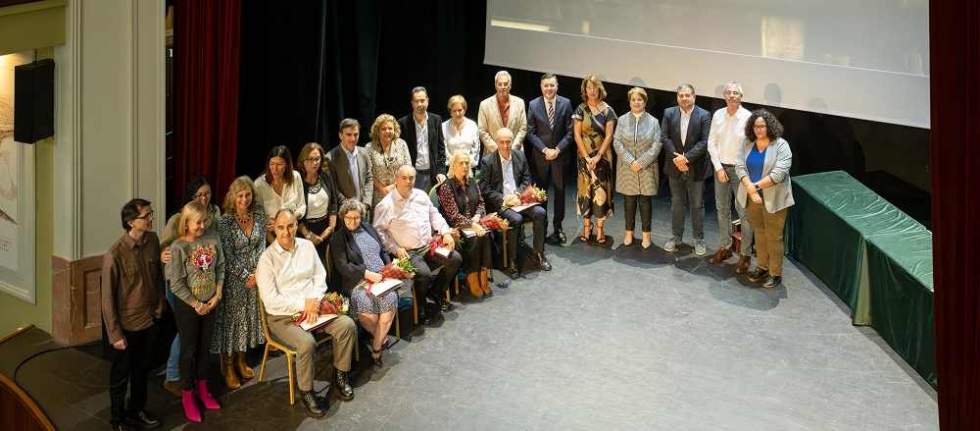 Foto de familia de los homenajeados, representantes de la comunidad educativa y la corporación municipal