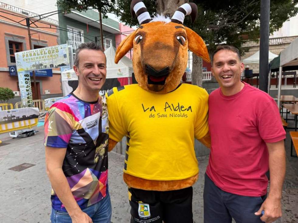 La mascota junto al alcalde y concejal de deportes.