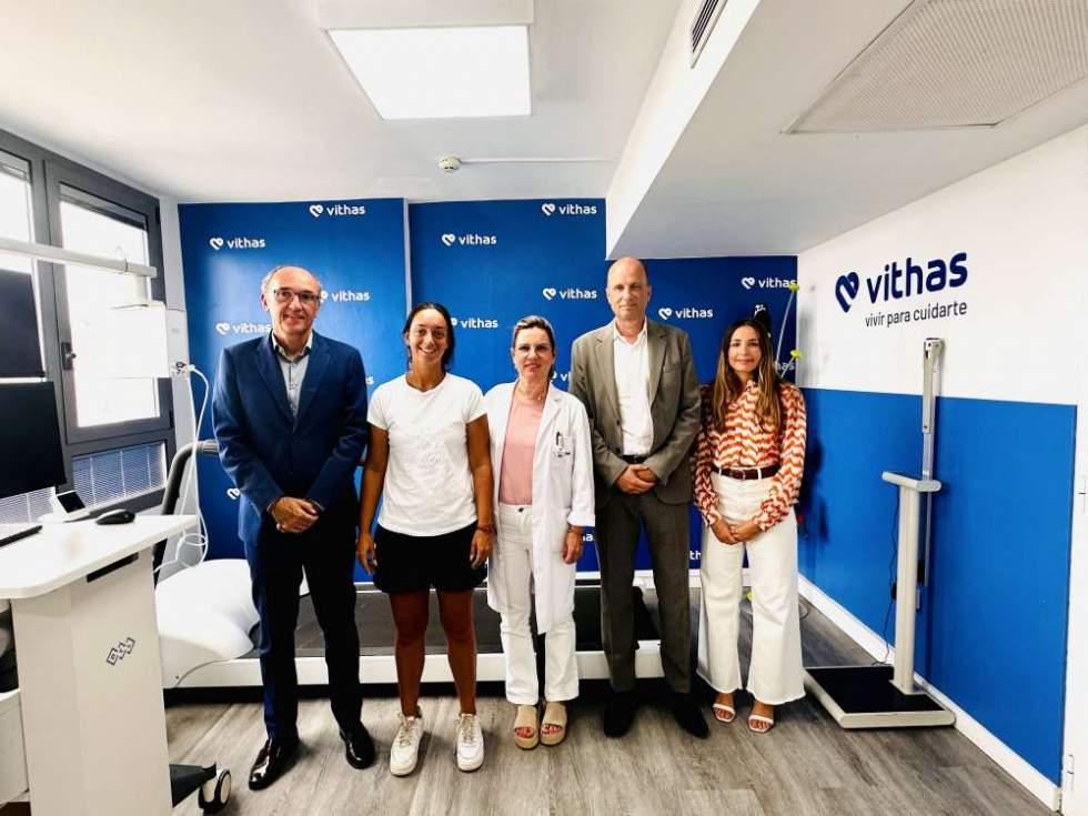 Director gerente de Vithas Canarias, Gilberto Vega;  la deportista Daniela Rodríguez, la doctora Paloma Suárez; el presidente y la secretaria de la Federación Canaria de Tenis, Juan José Sepúlveda y Candela Garrido.