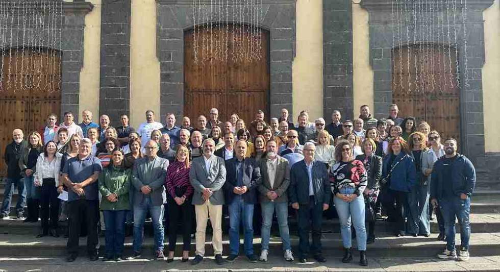 Foto de familia del alcalde, Alfredo Gonçalves Ferreira, los concejales del grupo de gobierno municipal y los trabajadores que estabilizaron hoy sus puestos de trabajo