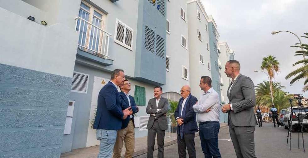 Teodoro Sosa, alcalde de Gáldar, junto a Pablo Rodríguez, Antonio Morales, Antonio Ortega, Julio Mateo y Heriberto Reyes en las viviendas rehabilitadas en Becerril