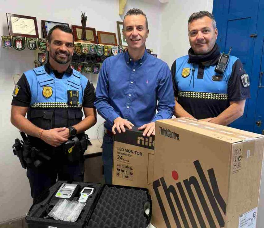 El alcalde junto a la Policiìa Local con el equipamiento nuevo