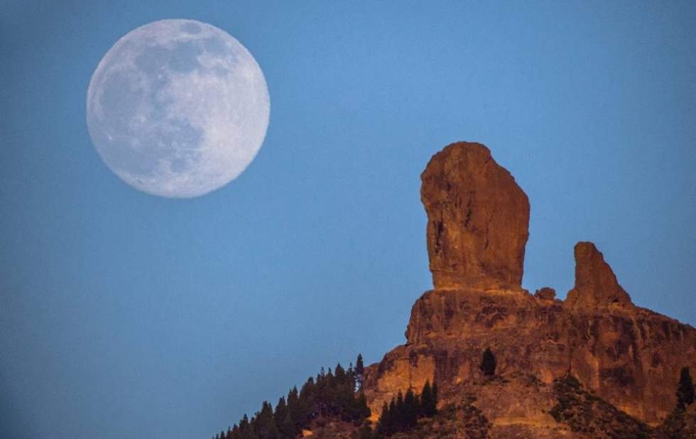 La luna en la cumbre (Foto de Nacho González)