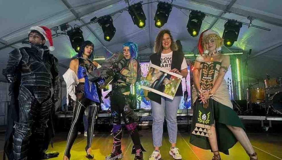 La concejala de Juventud, Ruth Martín Rodríguez, junto a algunos de los participantes en esta primera edición del Manga Fest
