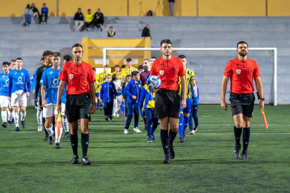 Salida al terreno de juego de los dos equipos