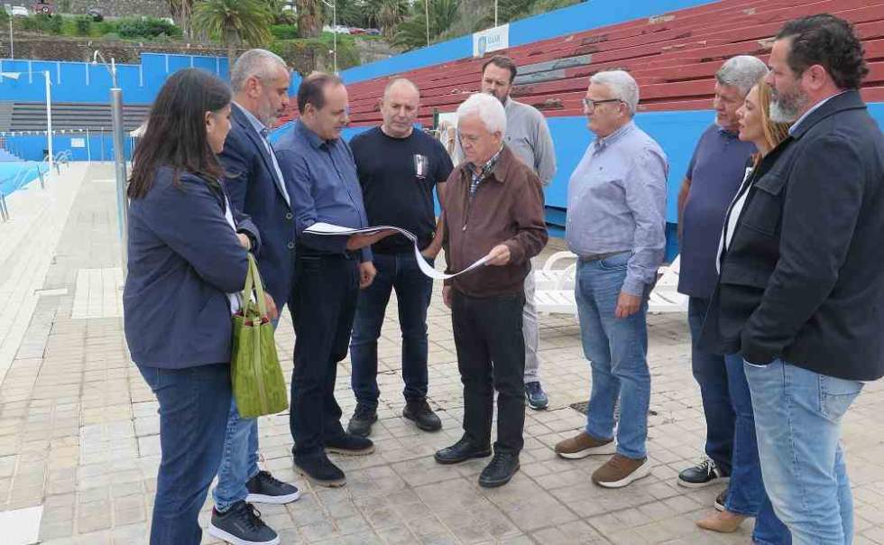 Un momento de la visita de los representantes políticos a las piscinas municipales donde se construirá el nuevo edificio deportivo