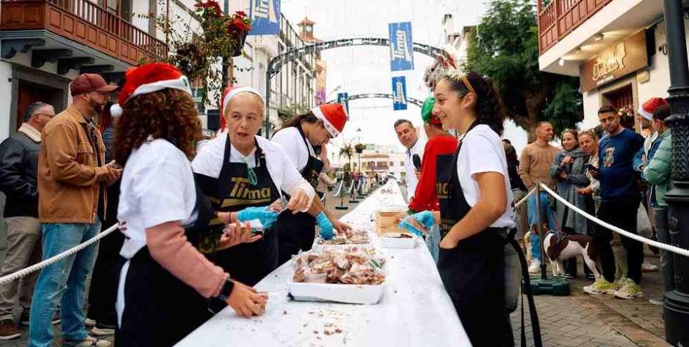 La solidaridad se citó en la Villa de Moya con un turrón de chocolate de 200 metros de largo