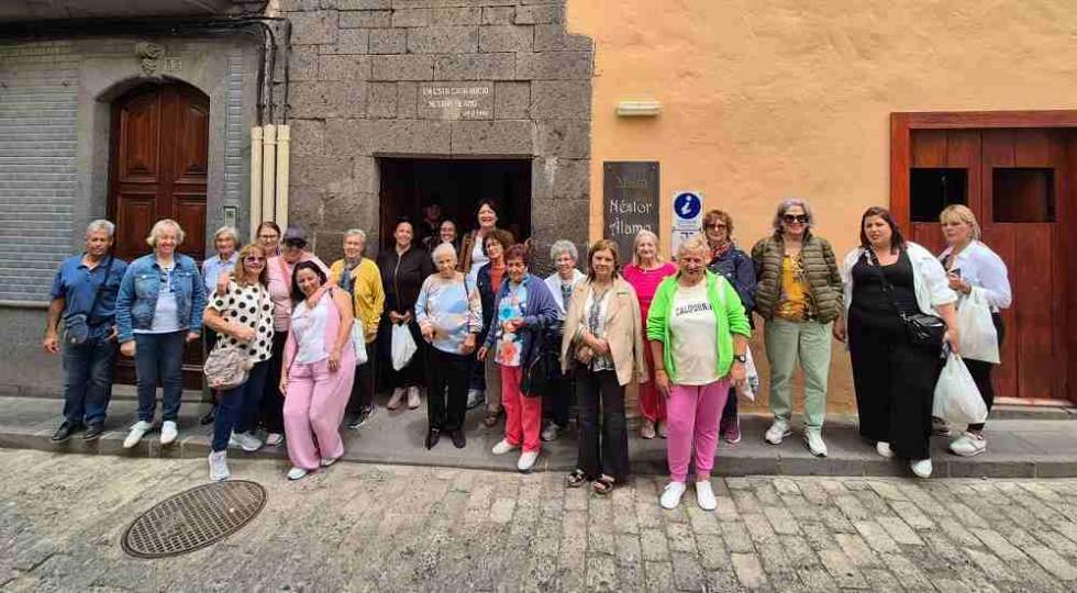 Un grupo de visitantes a la entrada del Museo N&eacute;stor &Aacute;lamo, edificio donde se encuentra la Oficina de Turismo municipal