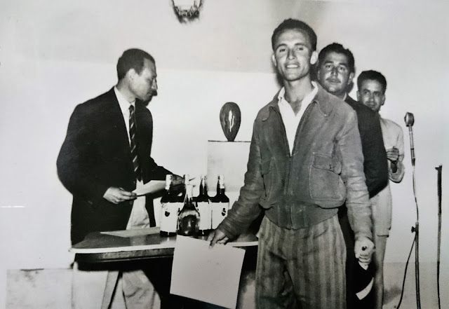 Matías Hernández Suárez, recogiendo su premio, ganaba todas las carreras que se celebraban, un atleta.