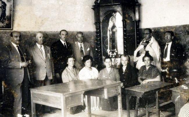 El Cura y autoridades con la Virgen del Carmen